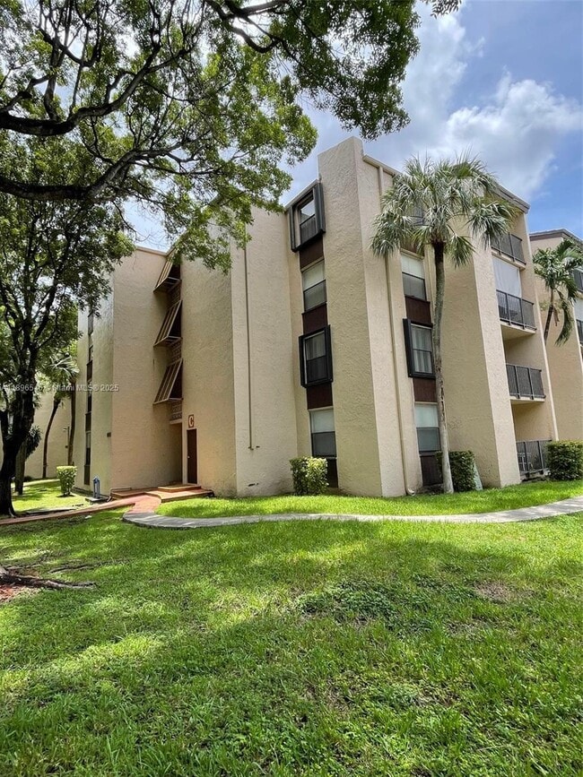 Building Photo - 14221 N Kendall Dr Unit 209C