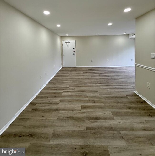 Building Photo - 5608 Bloomfield Dr Unit 201