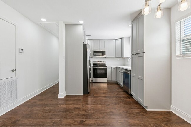 Photo - 2420 Dubreuil St