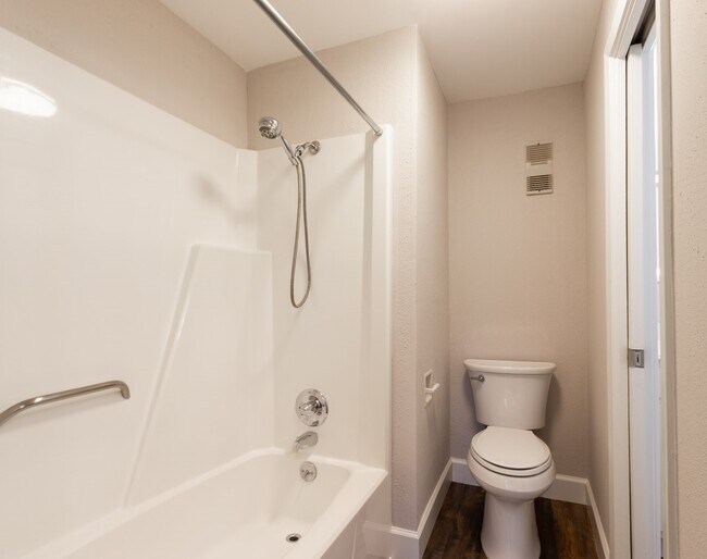 Building Photo - 401 Lakeside Ln Unit 111