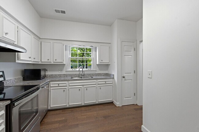 Photo - Charming 2 Bedroom Townhouse
