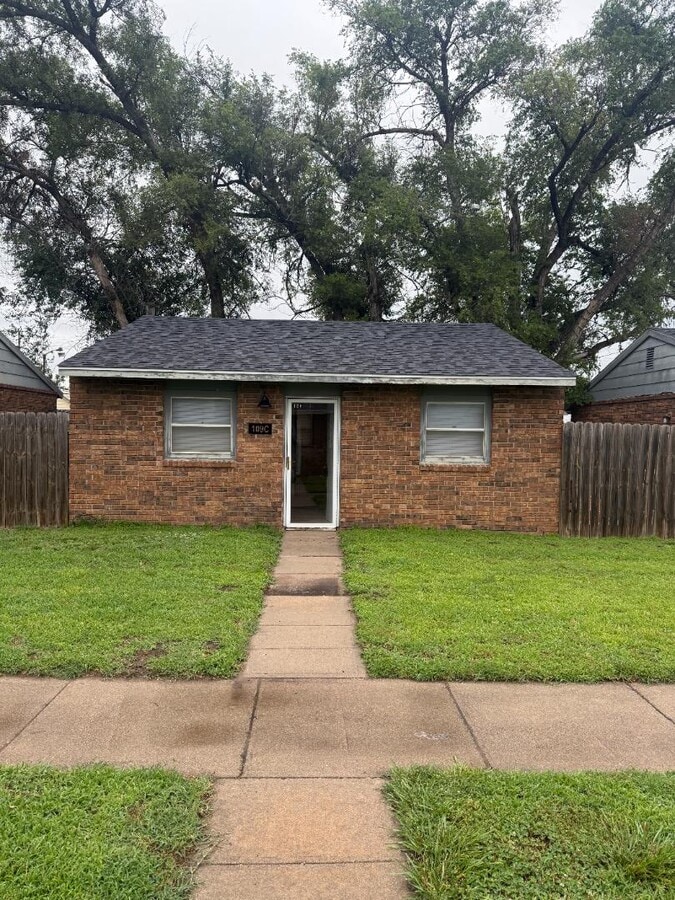 Photo - 109 E Ave B