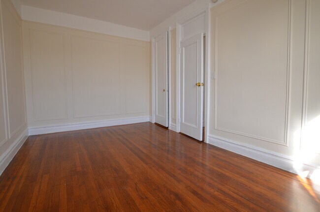 Photo - 121 E 38th St