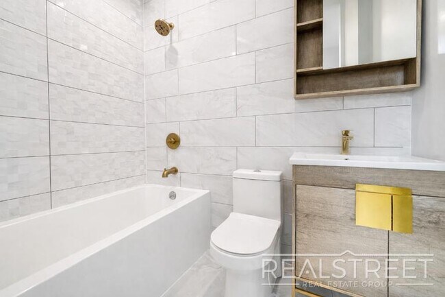 Photo - New 2 BEd in Fort Greene with Roof Deck & Laundry! Unidad 4A