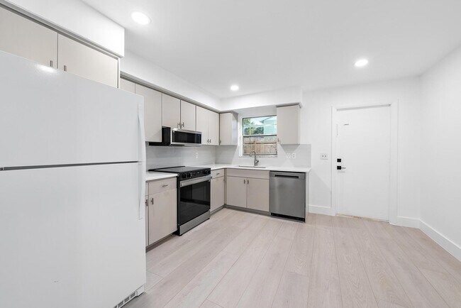 Photo - 1930 Service Rd