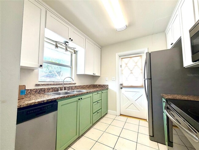 2119 W Henry Ave