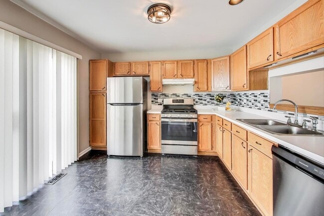 Photo - 985 Manchester Cir