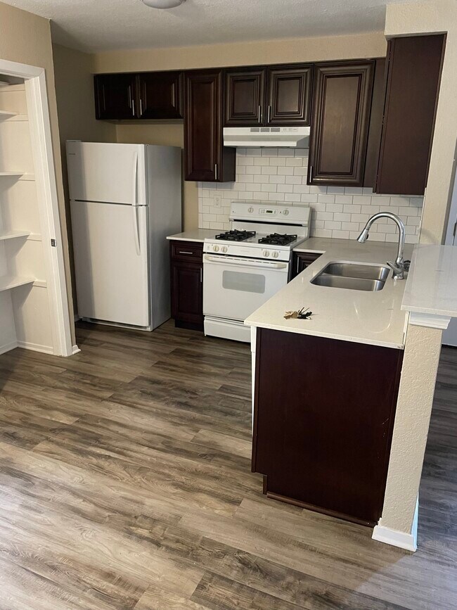 Photo - 501 Algerita Dr Unit D