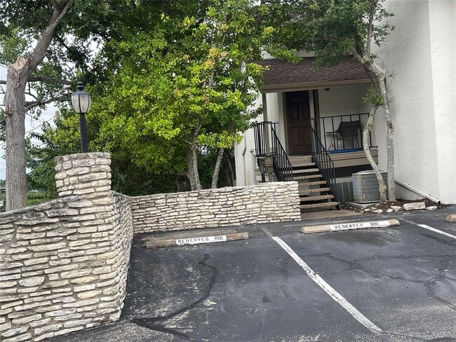 Building Photo - 6910 Hart Ln Unit 311