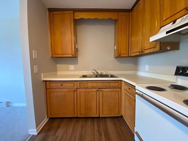 Photo - Remodeled 1 Bedroom Apartment!!! Walk to t...