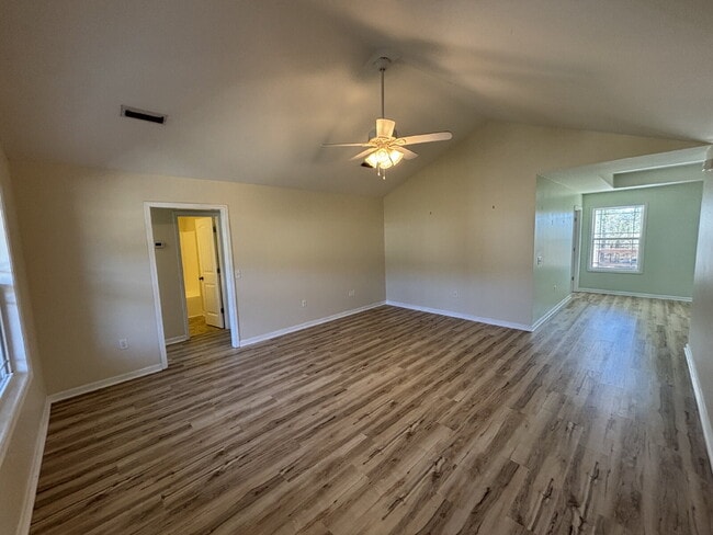 Photo - 472 Jester St