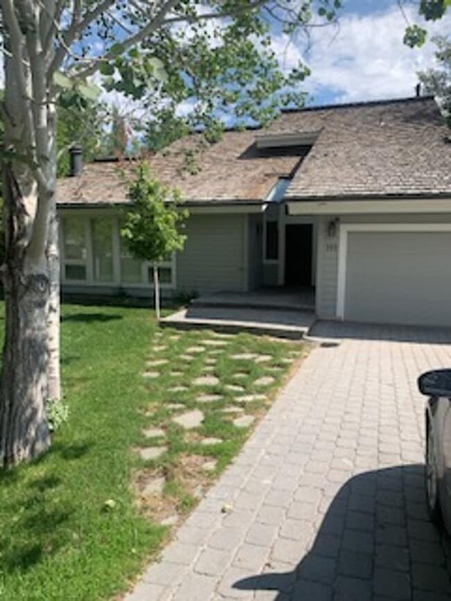 Building Photo - Beautiful 4 Bedroom 2.5 Bath home in Sun Valley