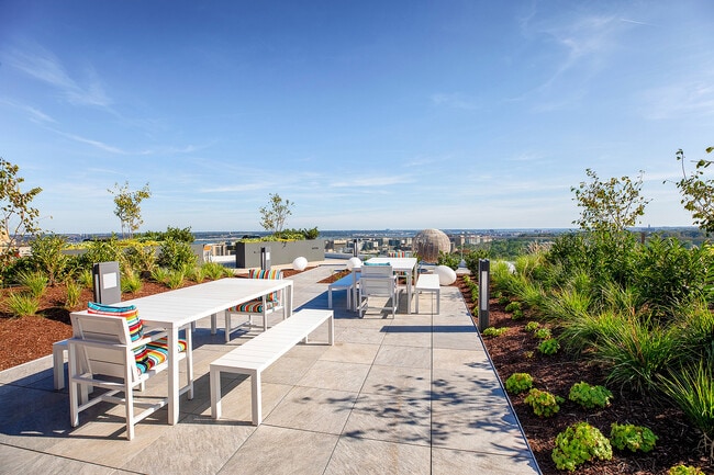 Rooftop Dining Areas - The Point National Landing