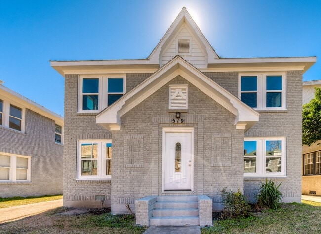 Photo - 519 W Clay St