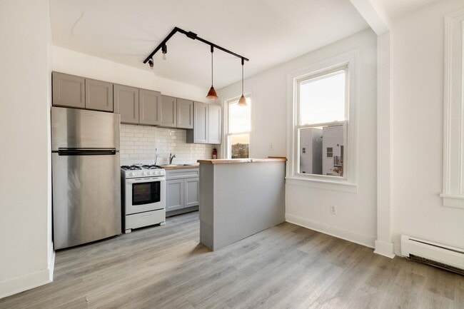 Building Photo - 169 Halladay St Unit 2