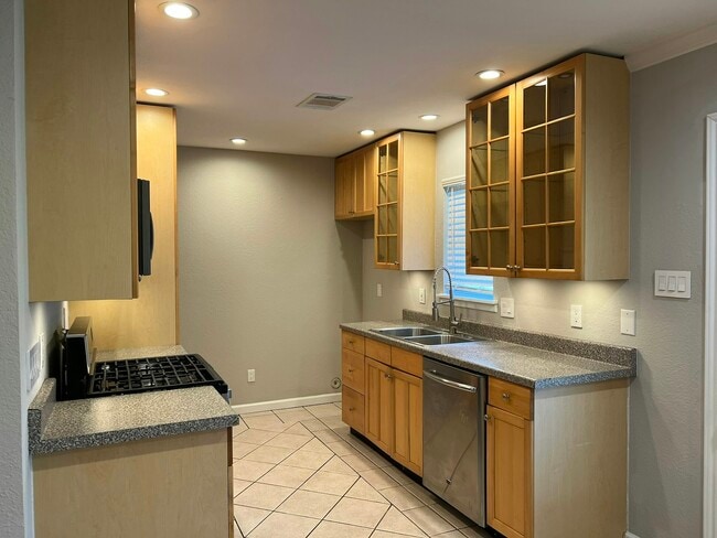 Building Photo - 10622 Hermosa Dr