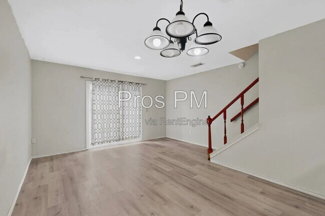 734 W Collins St
