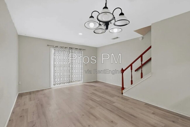 Photo - 734 W Collins St