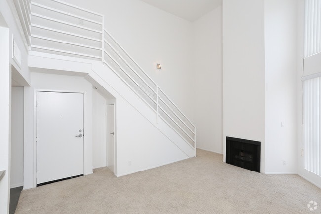 Studio, 1BA w/Loft - 694 SF