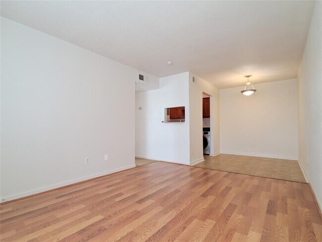 Photo - 8100 Creekbend Dr Unidad 184