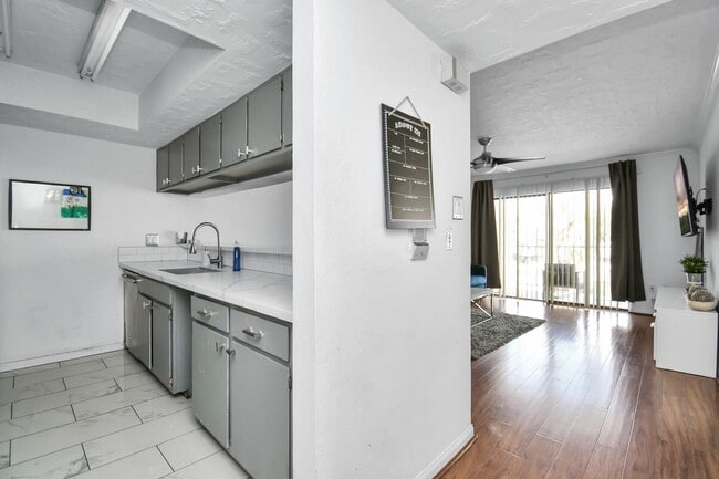 Photo - 2816 S Bartell Dr Unidad 22