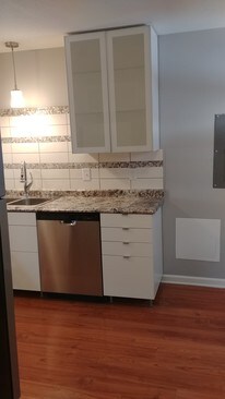 kitchen/ front entry - 130 E Vienna St Unit 3