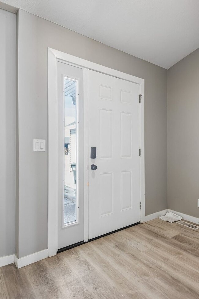 Photo - 4-Bedroom Townhome Near Village Pointe!!