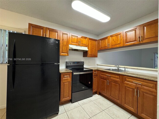 Building Photo - 4033 Lakeside Dr Unit 4033