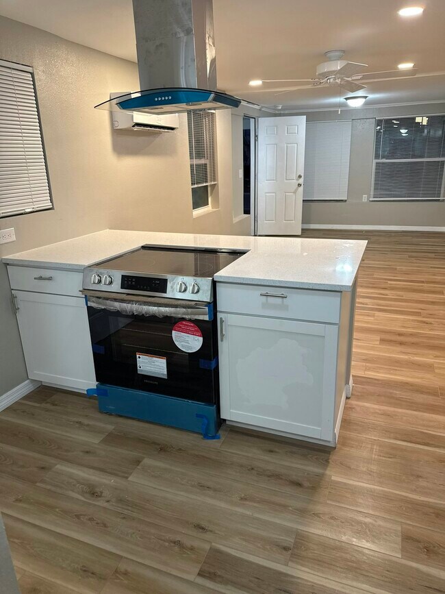 Photo - 18015 1st St E