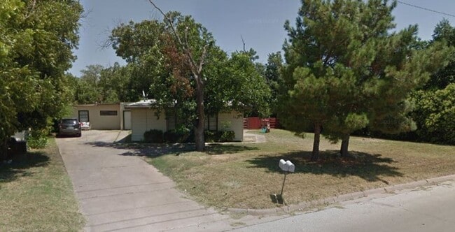 Building Photo - Huge Home For Lease Near Universities and Hendrick -4 Bedrooms and 2 Baths