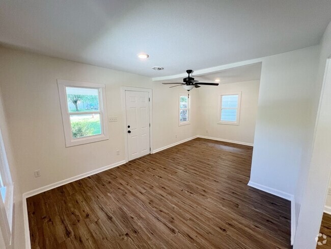Building Photo - SEE IT NOW: Charming Renovated Bungalow in... Rental
