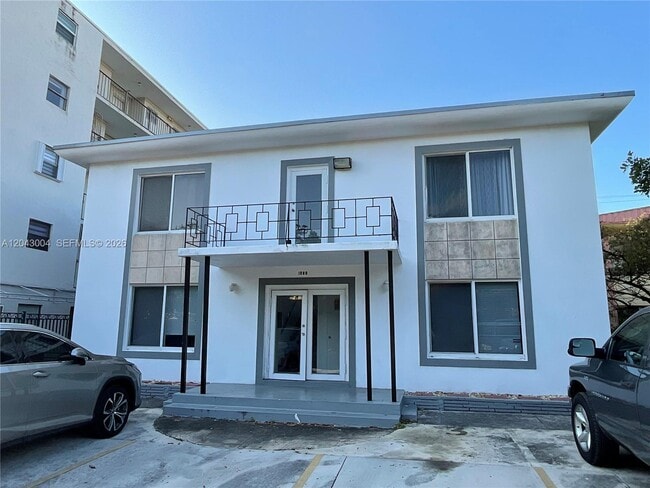 Building Photo - 1000 Biarritz Dr Unit 3