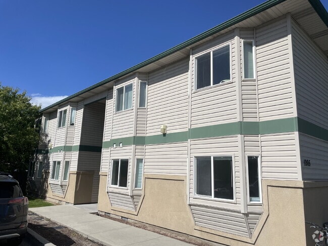 Building Photo - Lower Leval 2 Bed 1 Bath Rental