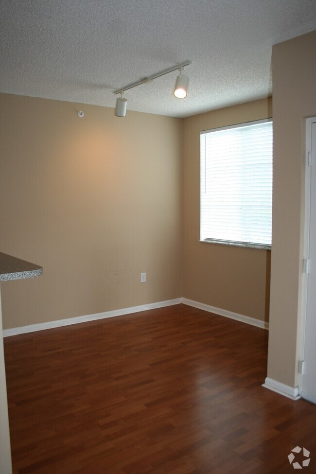 Building Photo - Pretty 1/1 in Gated Community w/Awesome Am... Rental