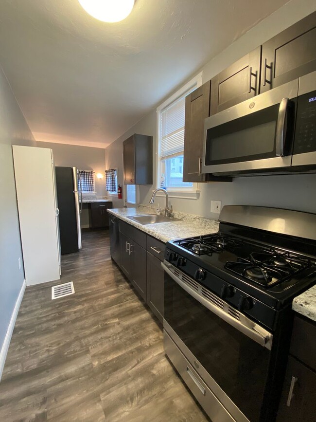 Recently updated building in Bellevue area... - Recently updated building in Bellevue area... Townhome