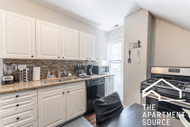 Photo - 1448 W Fletcher St