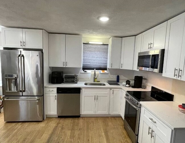 Building Photo - 314 E 8th St Unit 1