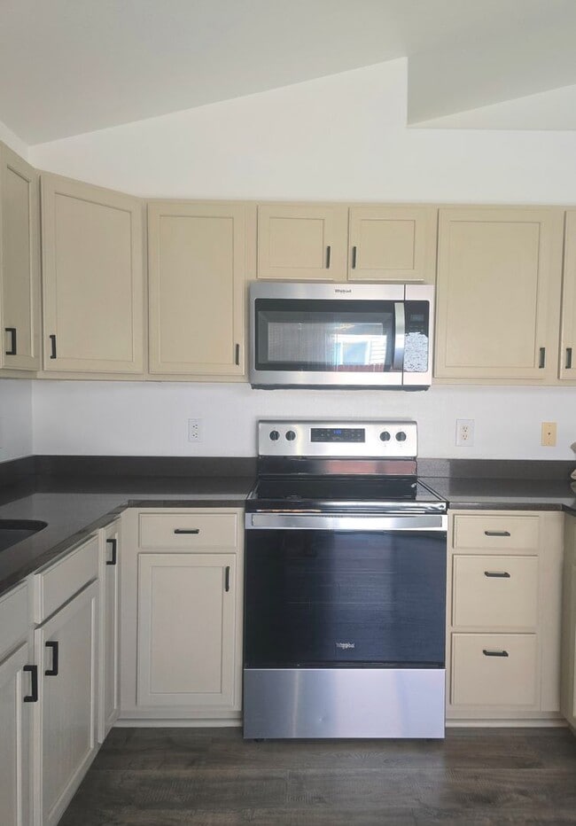 Photo - Beautiful townhouse with updated bathrooms. Available now!