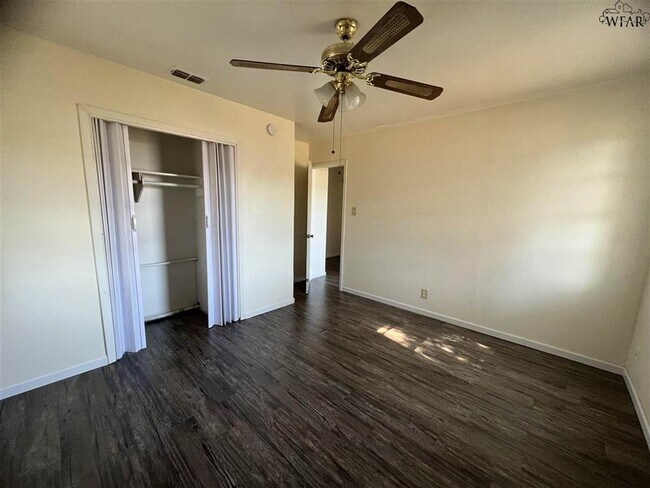 Photo - 1421 Tanbark Rd