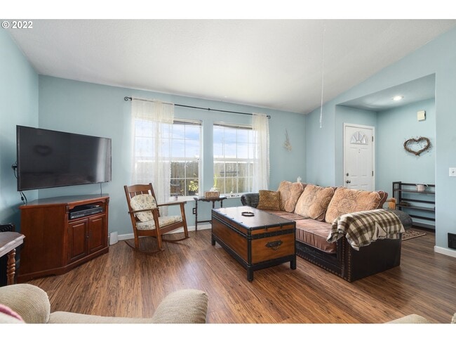 Living room and entry - 909 Madrona Ave Unit B