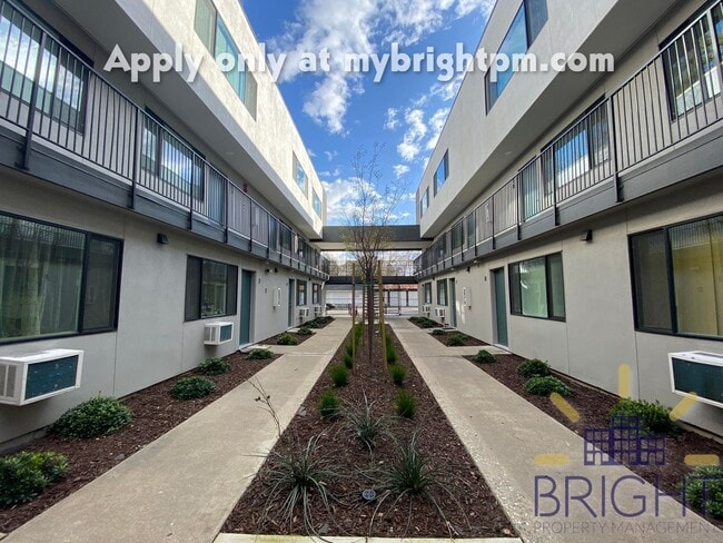 Photo - Recently Renovated 2 Bedroom 1 Bath, Two-Level Apartment-Great Midtown location! Unidad 14 South