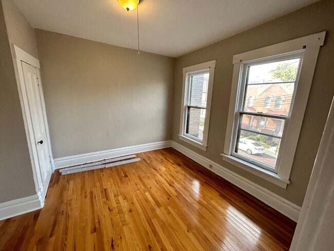 Building Photo - 251 W Hubbard Ave Unit 2