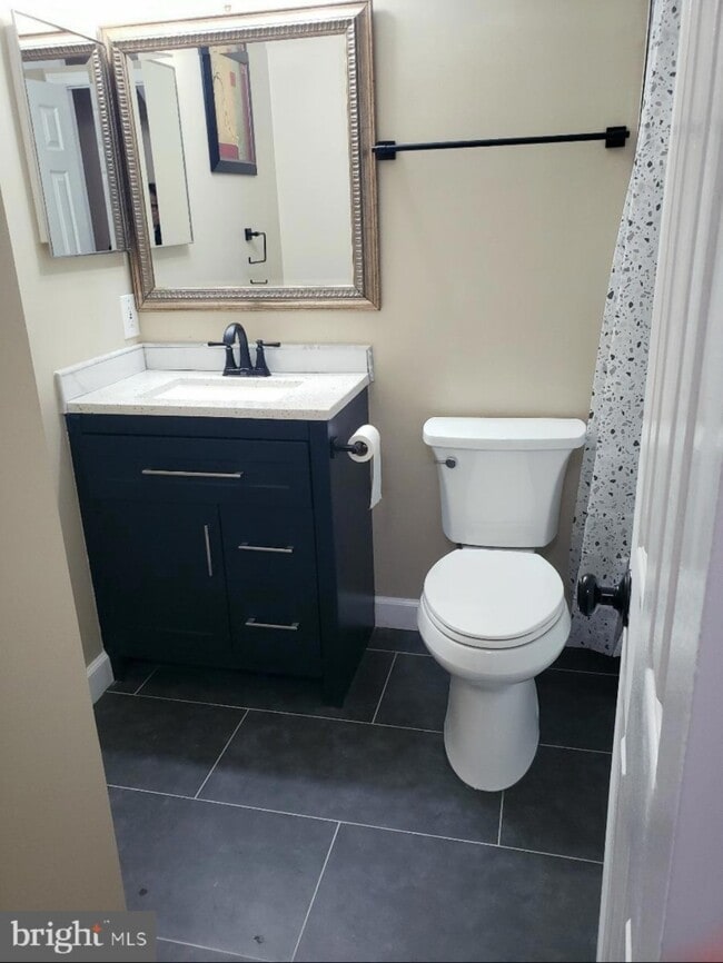 Shared bath - 3001 Colonial Springs Ct