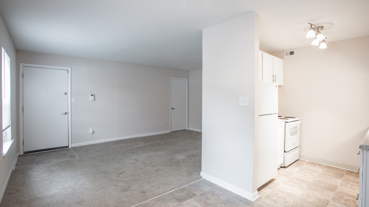 Photo - Colonial Pines Apartments