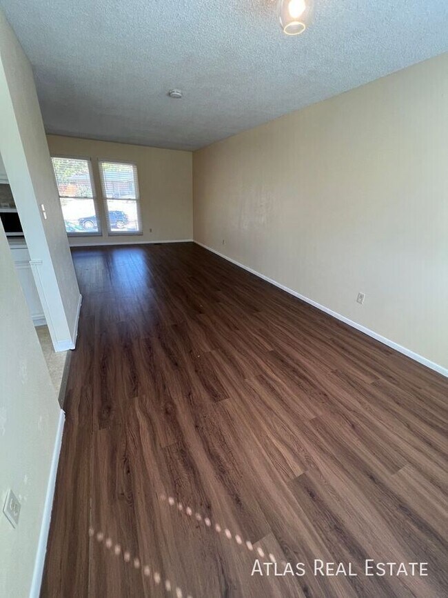 Photo - 5345 Waddell Ave