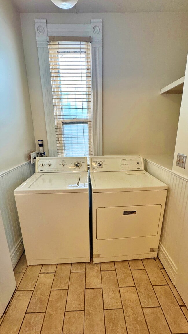 Photo - Historic Downtown 4 Bed 1.5 Bath Across from St Joes Hospital and Pres St Lukes.