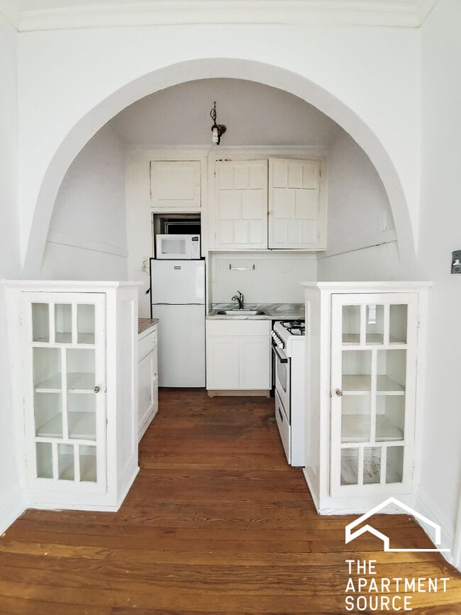 Building Photo - 432 W Surf St Unit 301