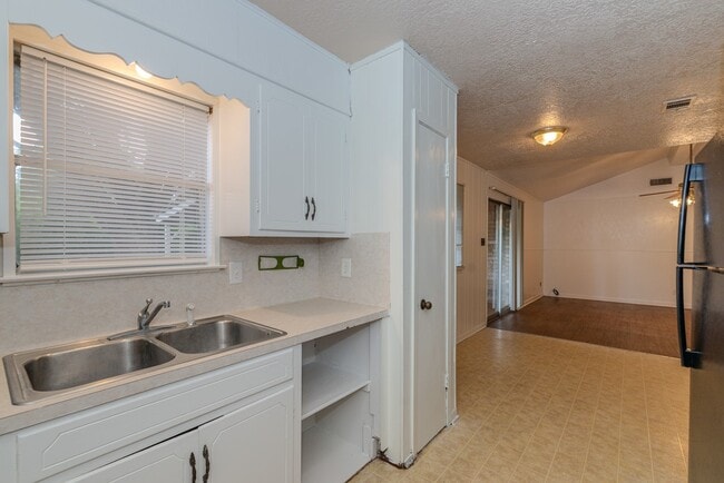 Building Photo - 450 Norvell St