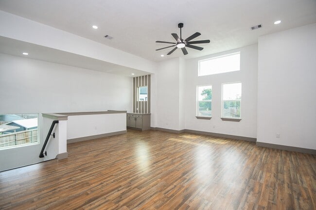Photo - 5901 Crest Ct