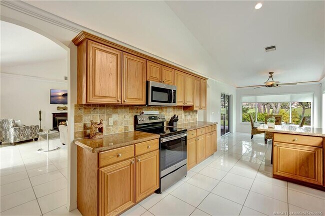 Photo - 2018 NW Laurel Oak Ln